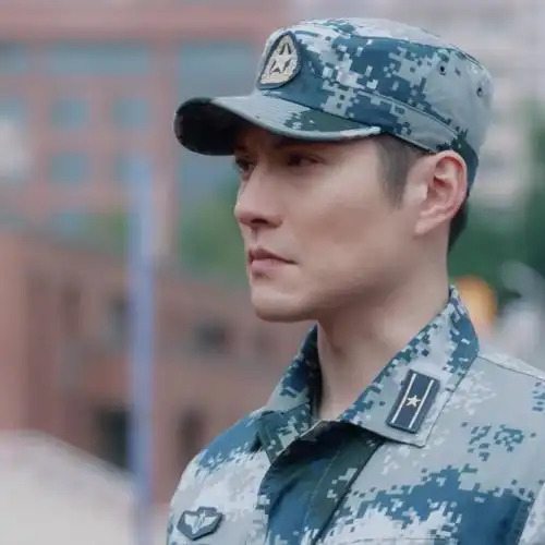 严屹宽40了我还是能对着他的军装造型疯狂嗑颜