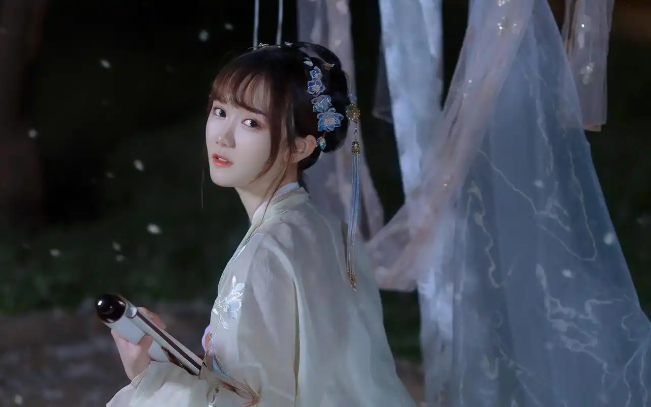 古风美女灿如春华迷人写真