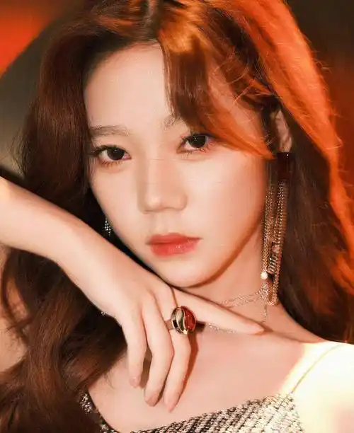 张紫宁2022个人巡演造型写真释出一袭闪片长裙展复古格调