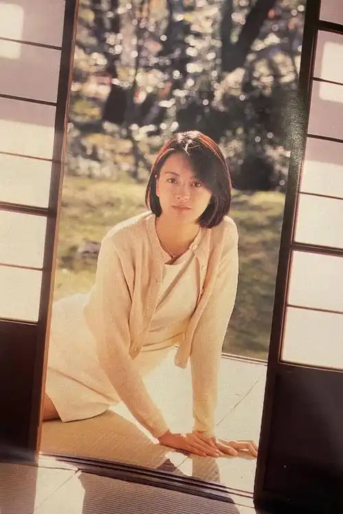 45岁女星梁咏琪罕见晒自拍冻龄引关注网友一代玉女风采依旧