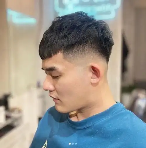 它就是运用碎剪的方式,把头发剪出长短不一,带层次感的碎发样式,便有