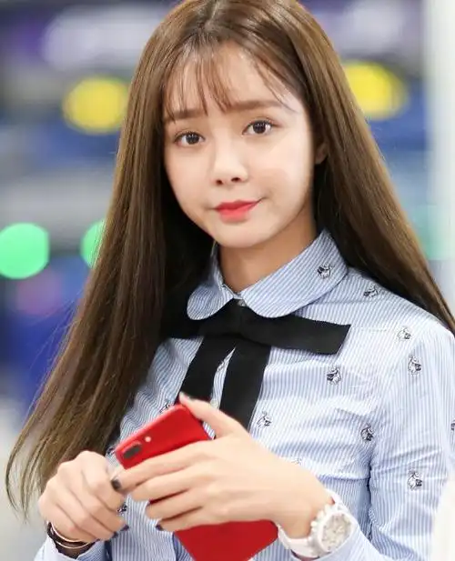 明星美照:图一沈梦辰身穿印花衬衣,搭配空气刘海,可爱范儿!