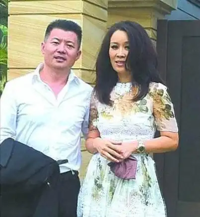 天后那英情史:恋蔡国庆,与高峰未婚同居产子,受伤嫁孟桐获幸福