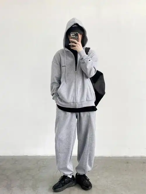 会更加舒适,有一点慵懒风的上身效果,裤子也会有一点堆叠感,内搭黑色