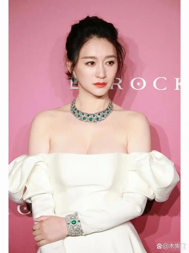 李小冉白色礼服出席活动,身材超好!#明星生图大赏