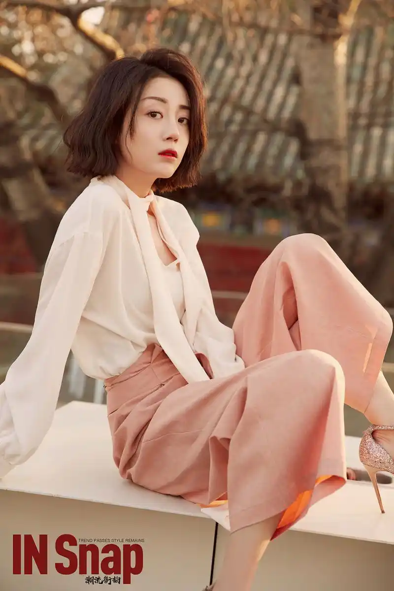 李溪芮最新街拍曝光 化身北京冬日胡同里的冷美人