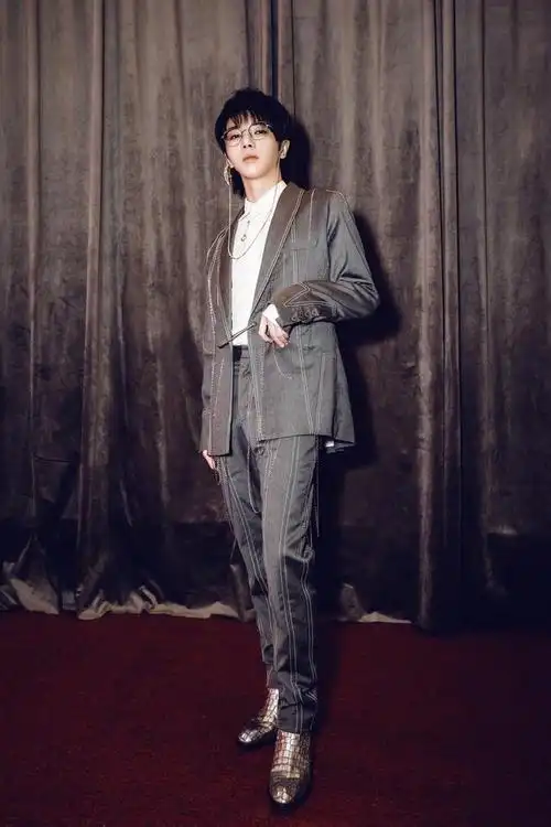 华晨宇演绎复古贵公子穿西装绅士感十足173身高照样有大长腿