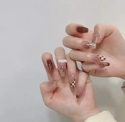 秋冬美甲咖色晕染格子美甲满满的高级感