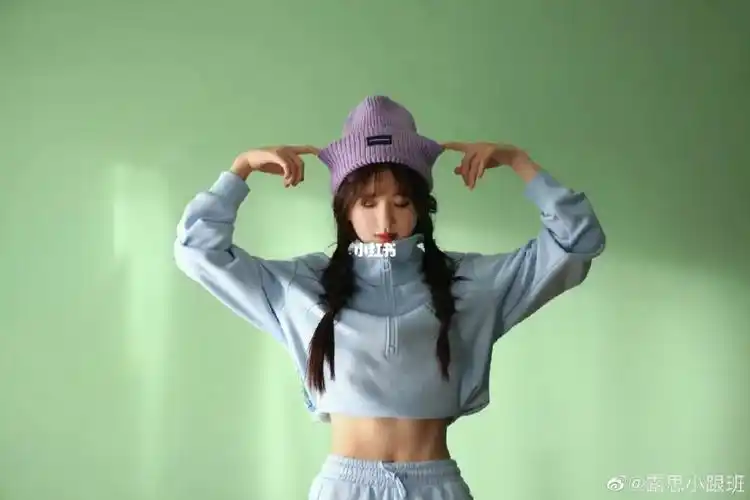 然后腹部两边竖着的是马甲线.#赵露思 #斯凯奇品牌代言人赵露思