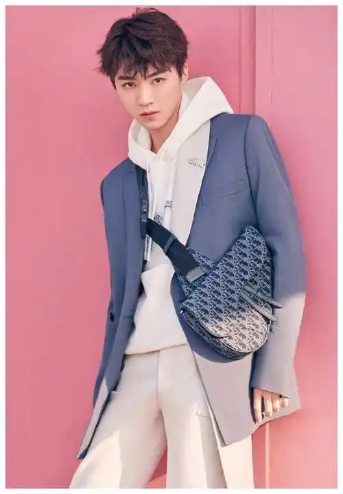 王俊凯有一双"深情"眼,新造型复古摩登,不愧是新晋男神_颜色_衣服