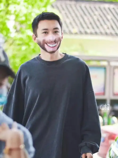 刘学义真面带微笑