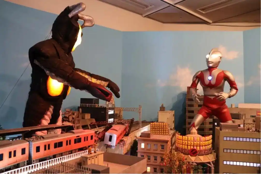 奥特曼和杰顿▼入口处,握着冰斧的赛文向上滑动阅览95会场内的布景