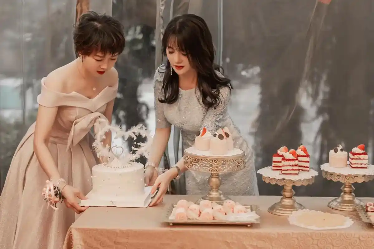 祝俺漂亮的闺女和她漂亮的闺蜜生日快乐,身体健康,永远年轻漂亮 - 抖