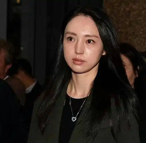 董璇被拍到素颜老十岁她身上的这个小细节证明忠于爱情