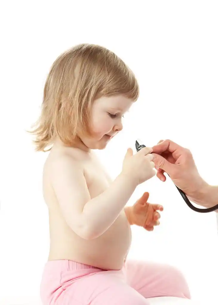 可爱的小女孩在体检