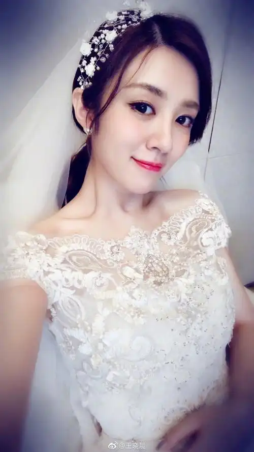 王晓晨再披"嫁衣" 网友:被"直男女神"斩到了