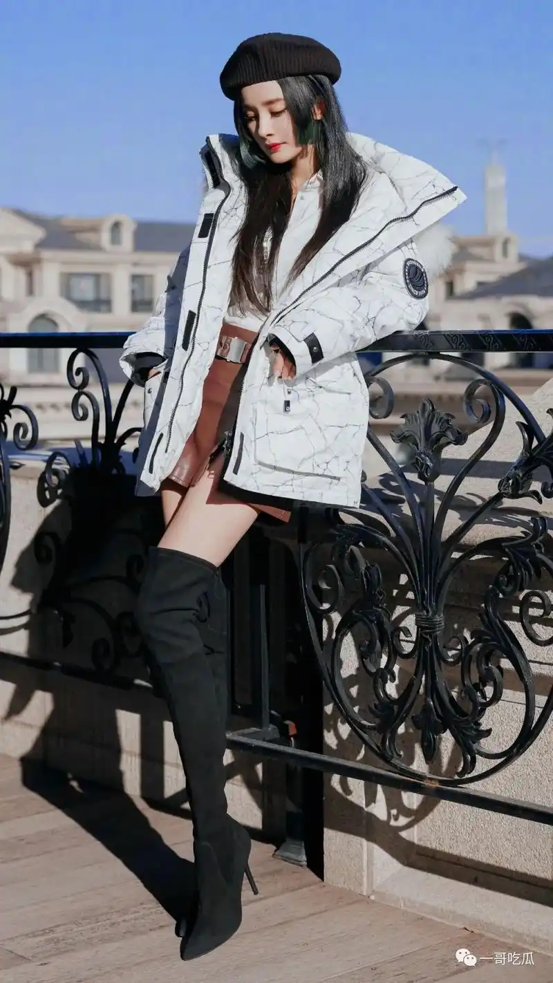 杨幂式羽绒服搭配法则 冷艳酷飒见之难忘