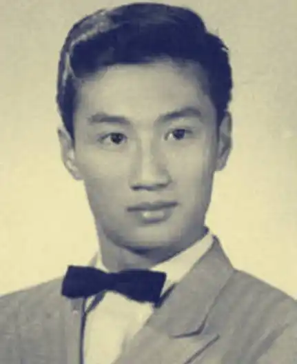 谢贤当时也是非常帅,不然年轻时怎么会有那么多绯闻?