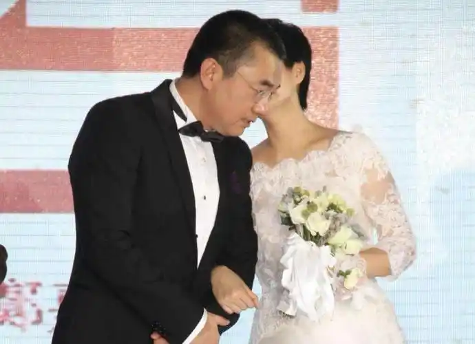 原创51岁董勇近照隐瞒了5年的漂亮老婆原来是我们熟悉的她