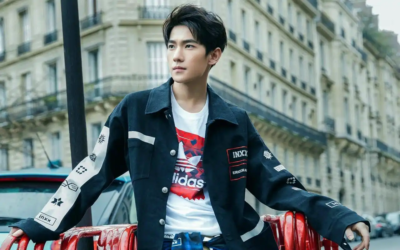 杨洋时尚帅气街拍图片桌面壁纸