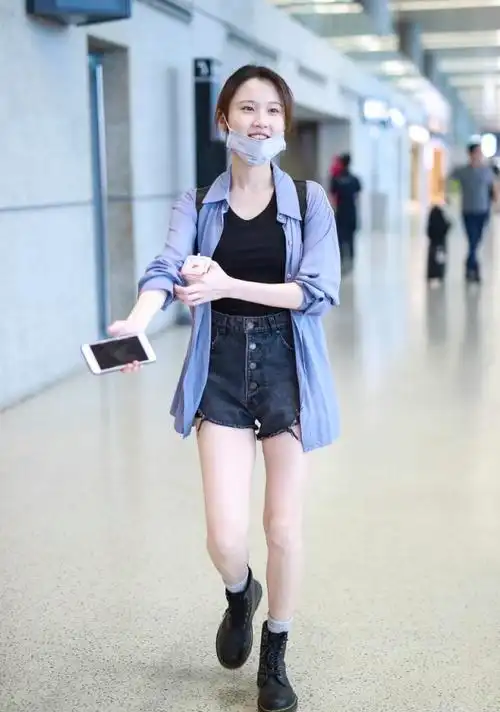 张慧雯成新晋"素颜女神",简约衬衫配t恤短裤,白皙长腿好抢镜