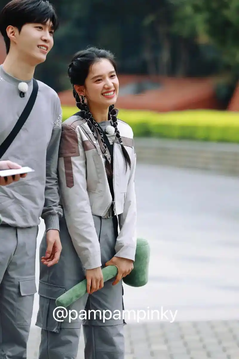 好可爱的两个小朋友,身高差绝配.#范丞丞 #仪笑倾丞#人生路 - 抖音