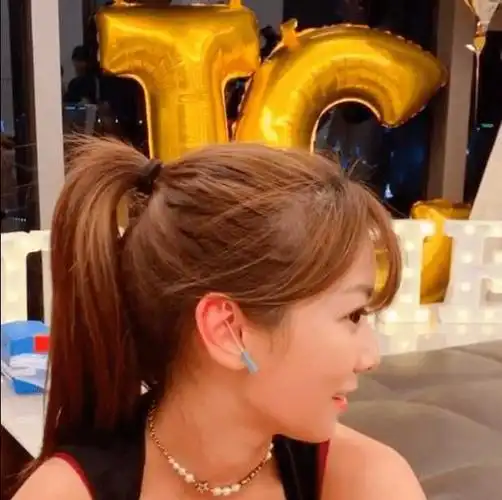 这次直播的过程中刘佩玥也是被邀请过来做主持人,这位也是和黄宗泽有