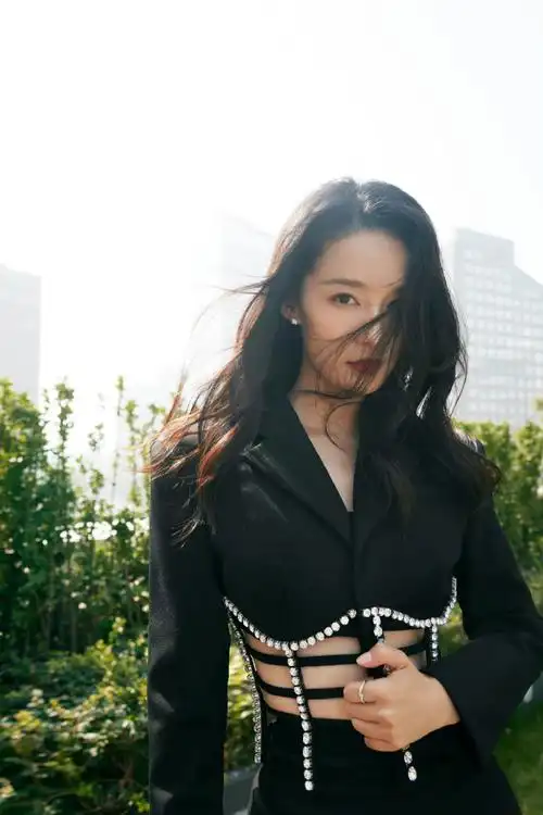 李沁请君扫楼生图##李沁黑色镂空西装造型