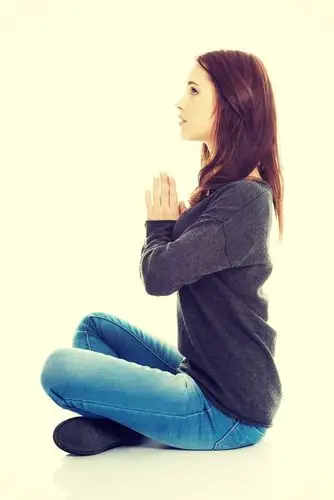 打坐双手合十的美女