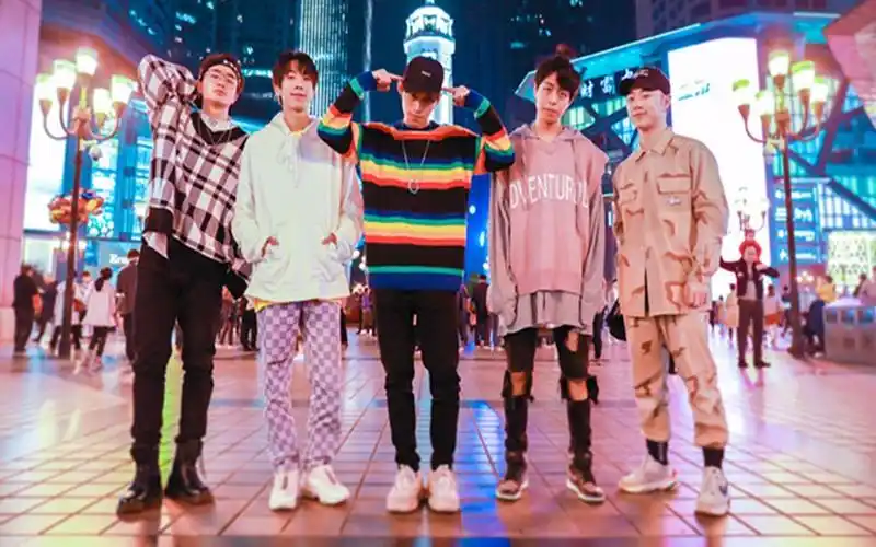 不齐舞团解放碑翻跳yeah跟着节奏一起摇摆