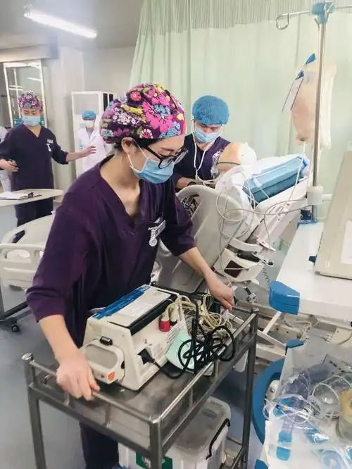 准备抢救仪器:除颤仪.