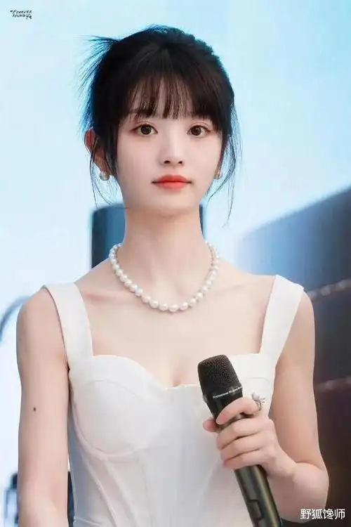 田曦薇身穿性感白色吊带裙,身材挺有料,果然是甜妹的天花板.