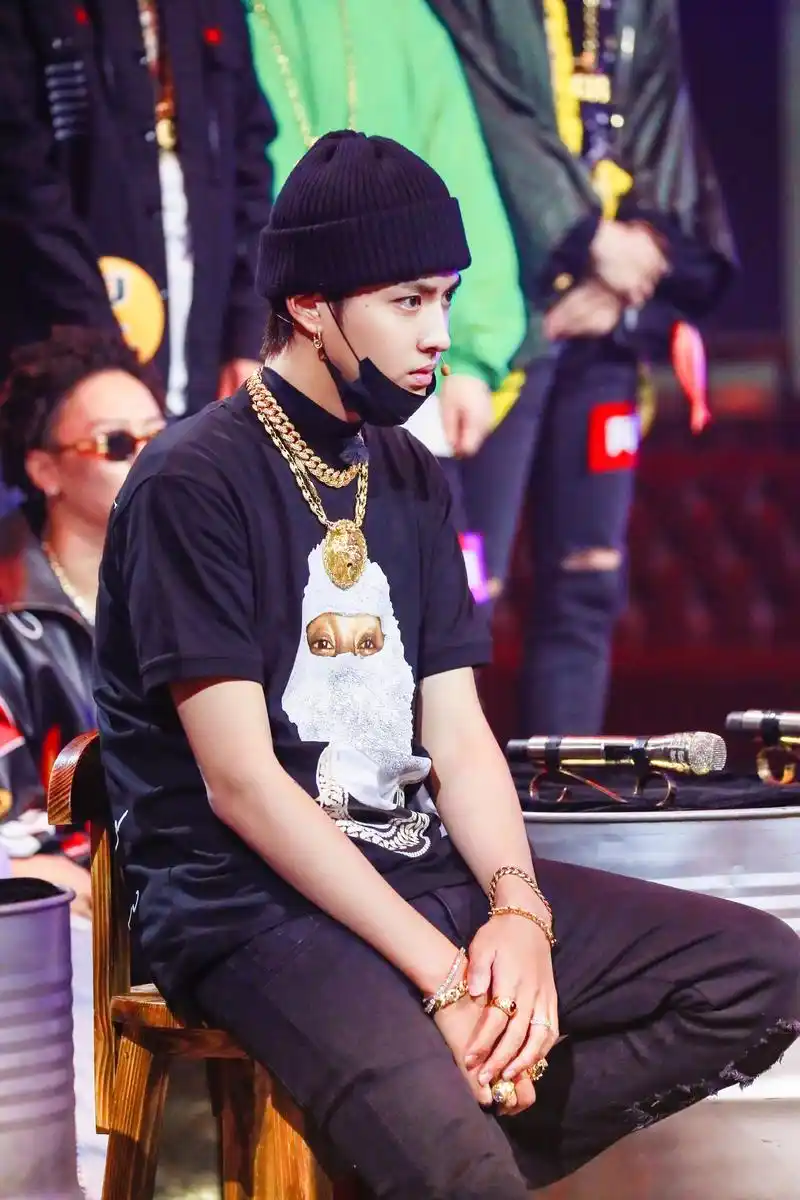 吴亦凡《中国新说唱》三套帅酷造型,魅力非凡惊艳全场,来跟他一起 skr