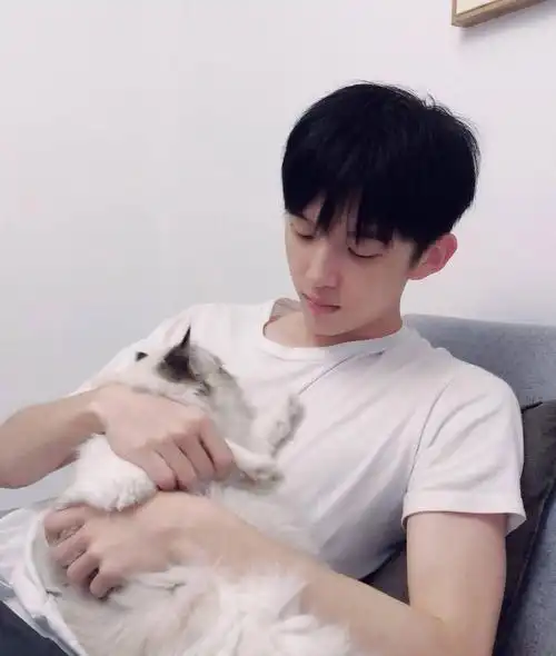 长相小奶狗,身材小狼狗的男生,你不得不服.