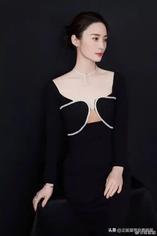 蒋勤勤太会穿了,黑色礼服秀出"丰腴美",这才是真正的瘦而不柴_娱乐