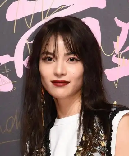 钟楚曦红唇复妆容拍摄画报,眉眼间满是风情