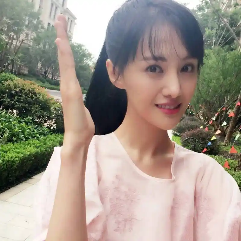 郑爽1.5亿豪宅被扒,粉丝觉得励志,网友却感慨还是上综艺赚钱