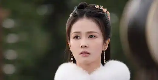 早在白鹿十几岁的时候,她就已经有了做明星的想法,之后在母亲的陪同下