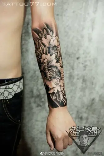 半臂黑灰传统牡丹刺青作品