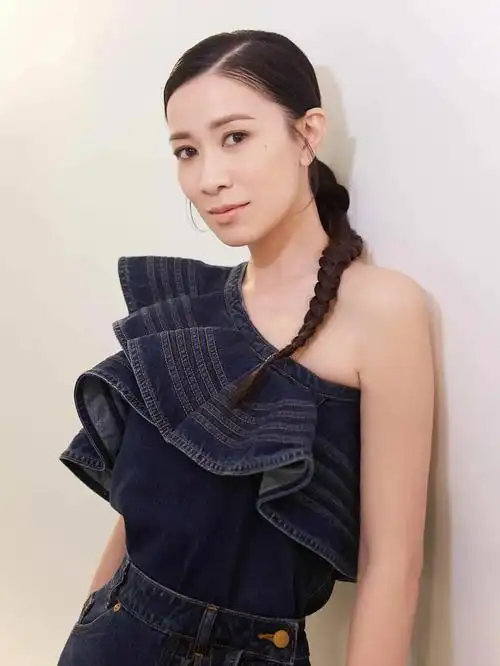 佘诗曼,楚楚动人,温柔甜美的写真!__财经头条