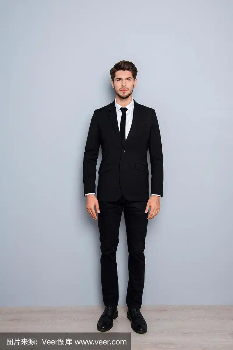时尚男士穿黑色燕尾服的全身照