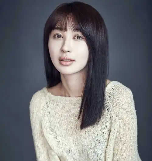 36岁李菲儿:机场大胆撩衣露身材,露出内搭的倒三角部位惹争议!