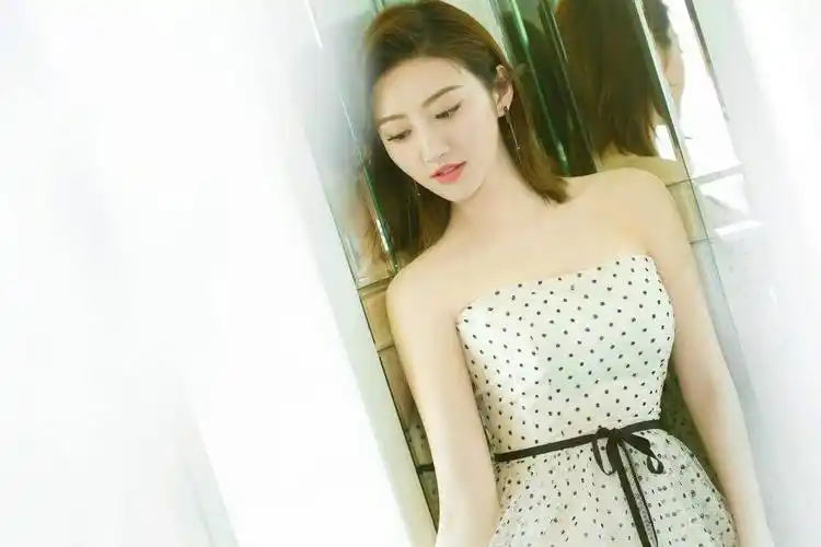 景甜白色波点抹胸裙人物写真高清壁纸