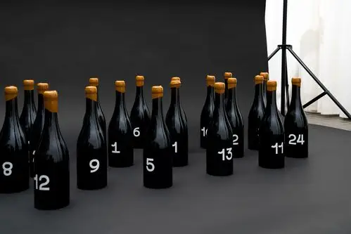 创意分享来自西班牙的一款数字符号的个性化酒标包装设计欣赏