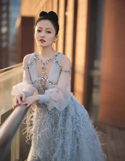 当歌手张韶涵在舞台上穿上丝袜时,朋友们说:歌也好听,人也好看_翅膀