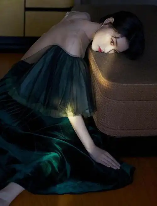 张馨予身材超有"料",穿深v领 大露背丝绒连衣裙,短发惊艳撩人