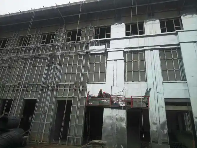 会议厅东面安装防火隔离带及铁皮