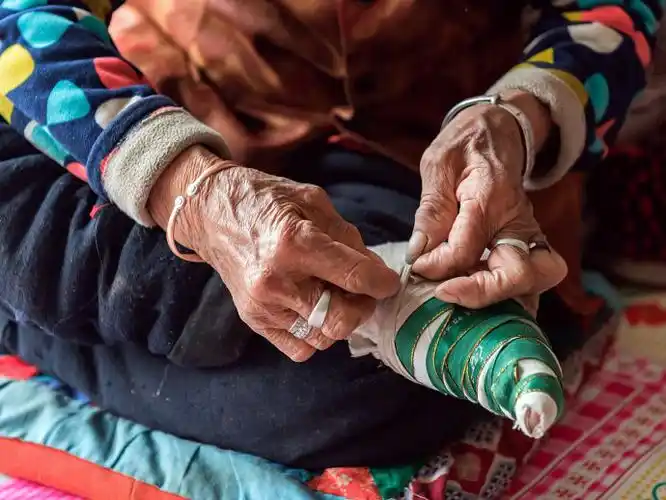 使用线绳将缠裹在小脚上的长布条上进行牢固.