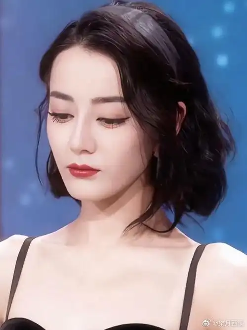 好久的短发造型当时一出场惊艳了我好久的短发造型#迪丽热巴#特别声明