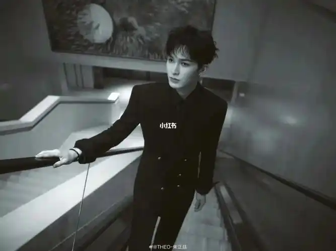 朱正廷圣罗兰ysl秋冬秀款双排扣吸烟装套装